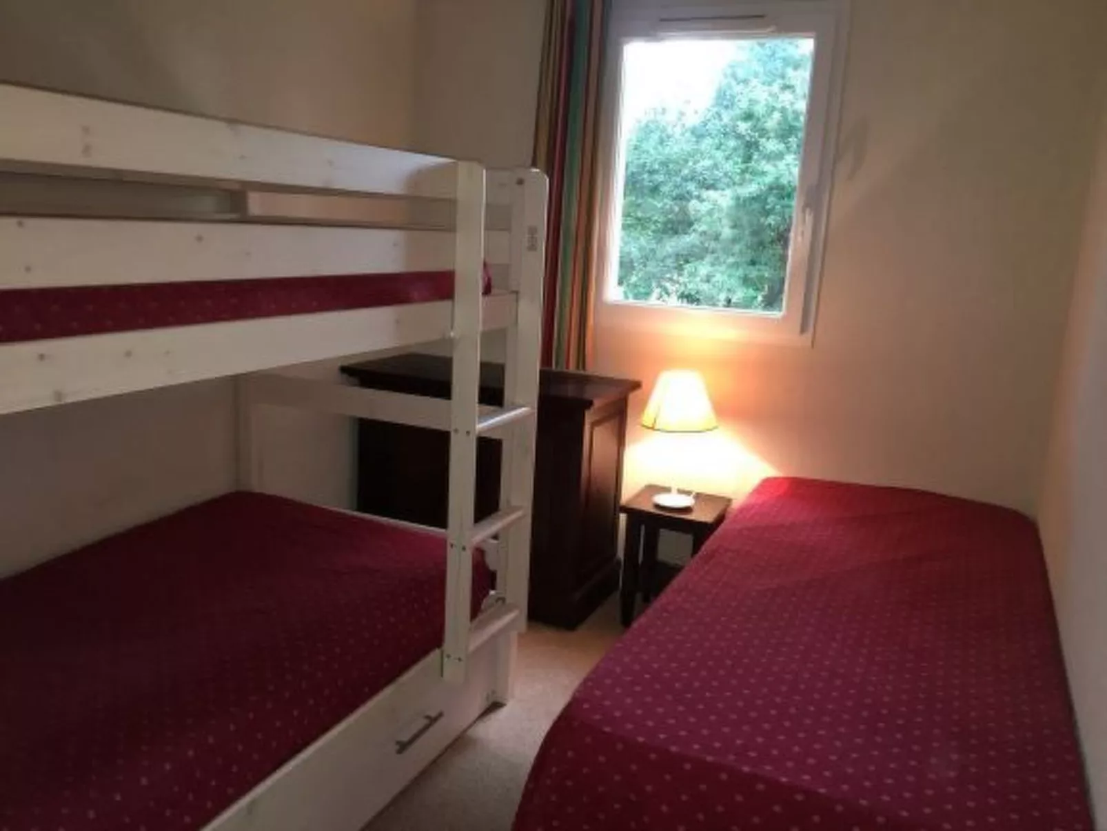 Hübsches kleines Haus in ruhiger Lage in einer baumbestandenen Residenz mit beh-Binnen