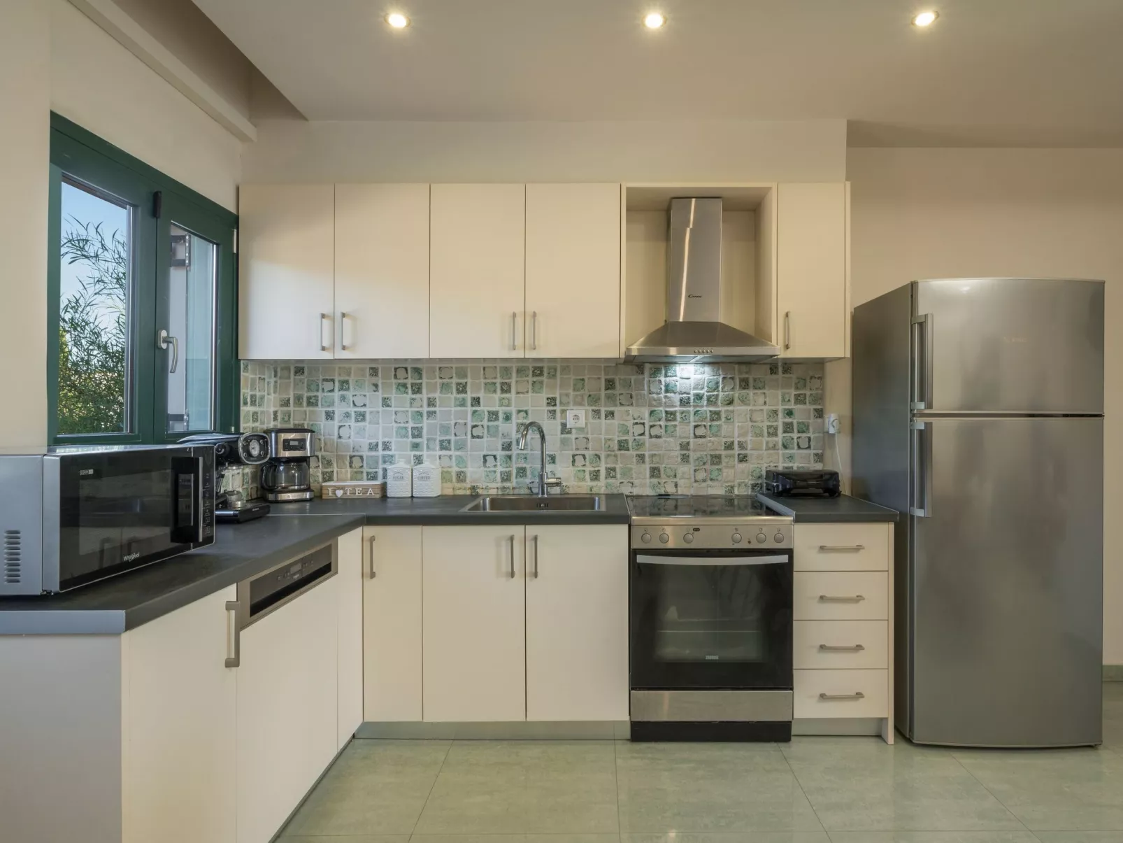 Luxuriöse Villa in Strandnähe mit Blick auf den privaten Pool-Binnen