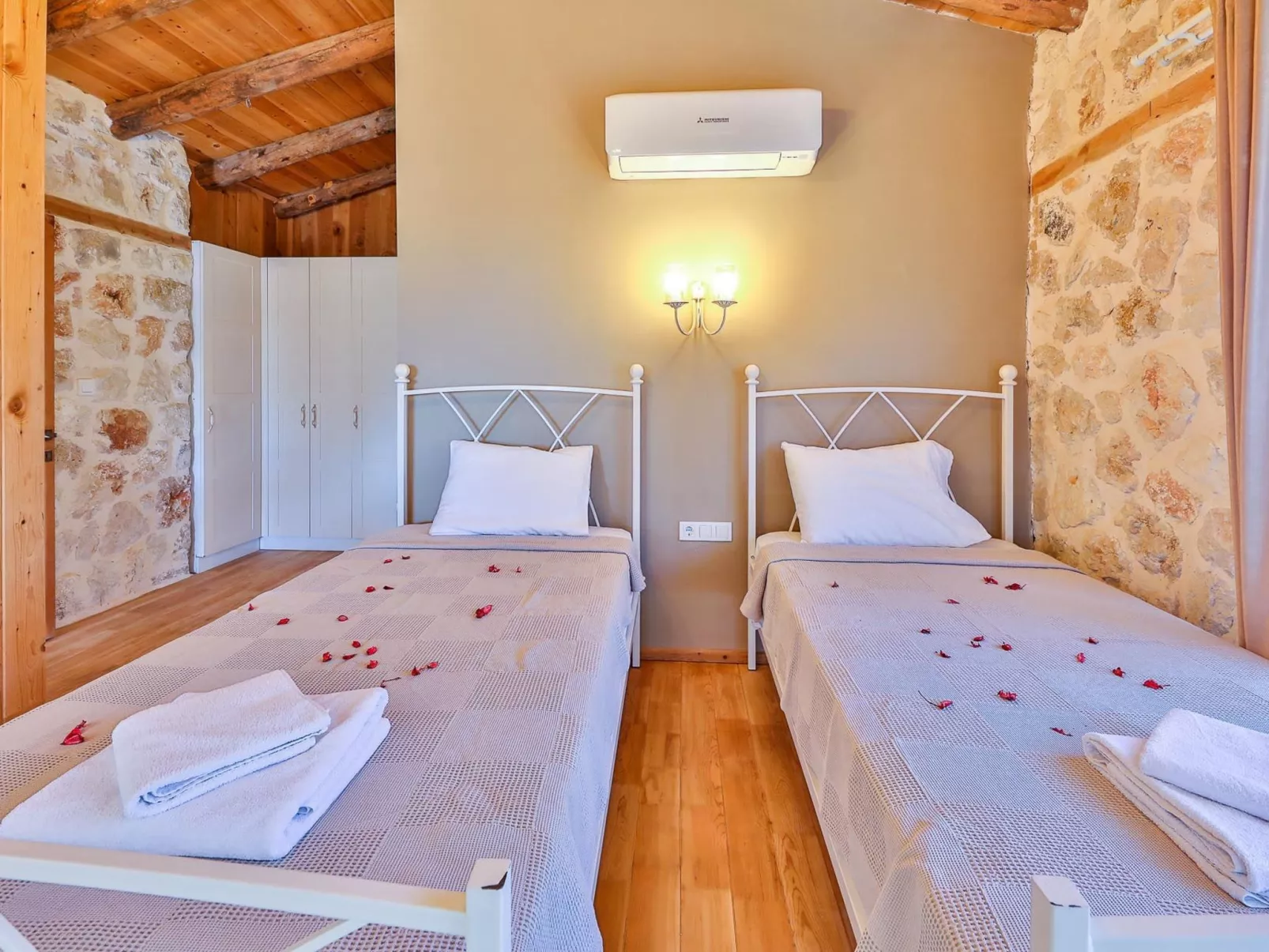 Traditionelles Natursteinhaus mit Sichtschutzpool-Binnen