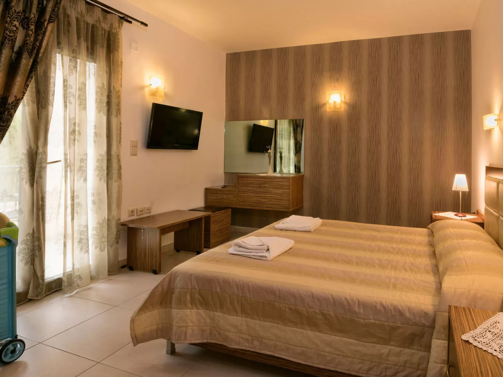 Familienvilla mit privatem Pool, Spielplatz und BBQ-Image-tags.info