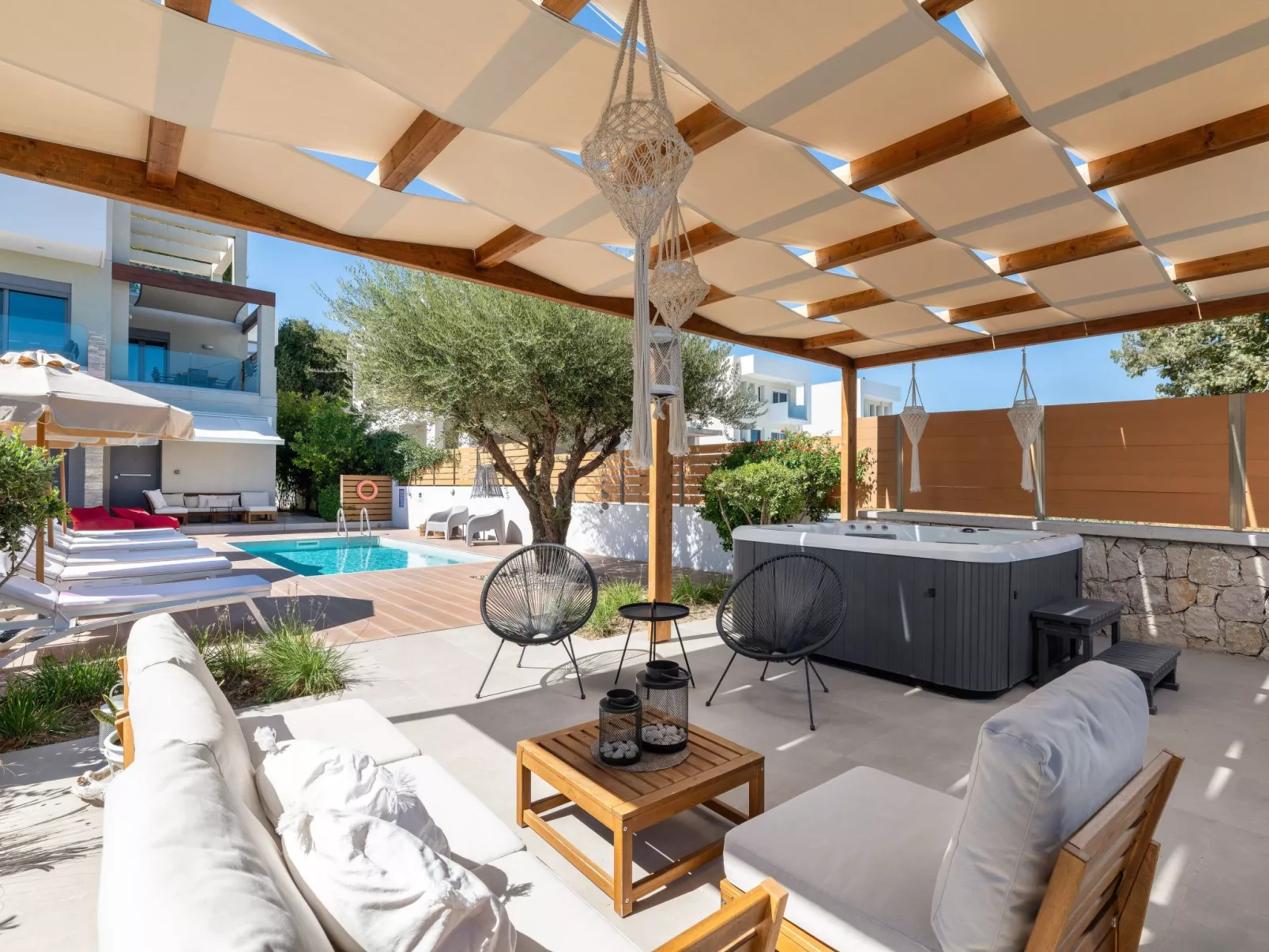 Schöne Pool-Villa Terpsis-Binnen