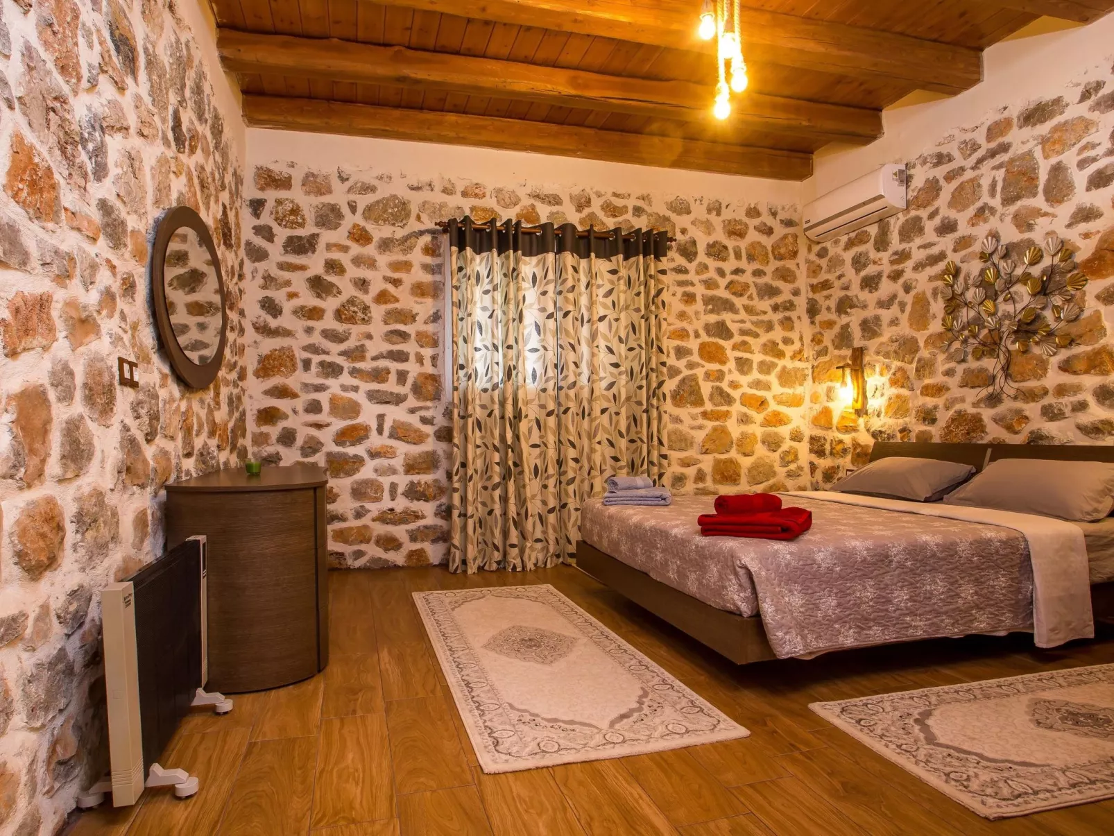 Schöne Steinvilla im Wald-Binnen