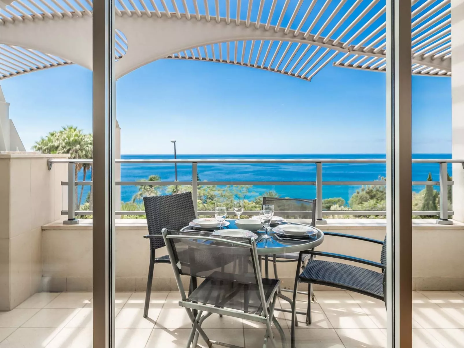 Modernes Terrassenapartment am Meer