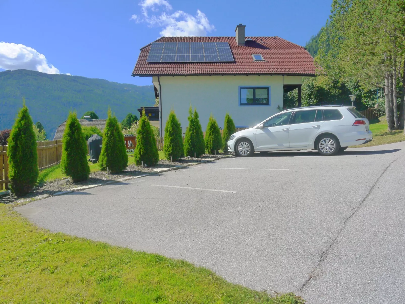 Wohl eingerichtete Wohnung mit eigenem Balkon-Buiten