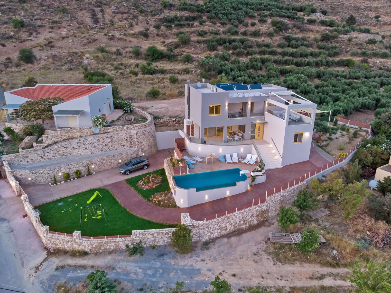 Villa Privater Pool Jacuzzi BBQ Kinderbereich-Binnen