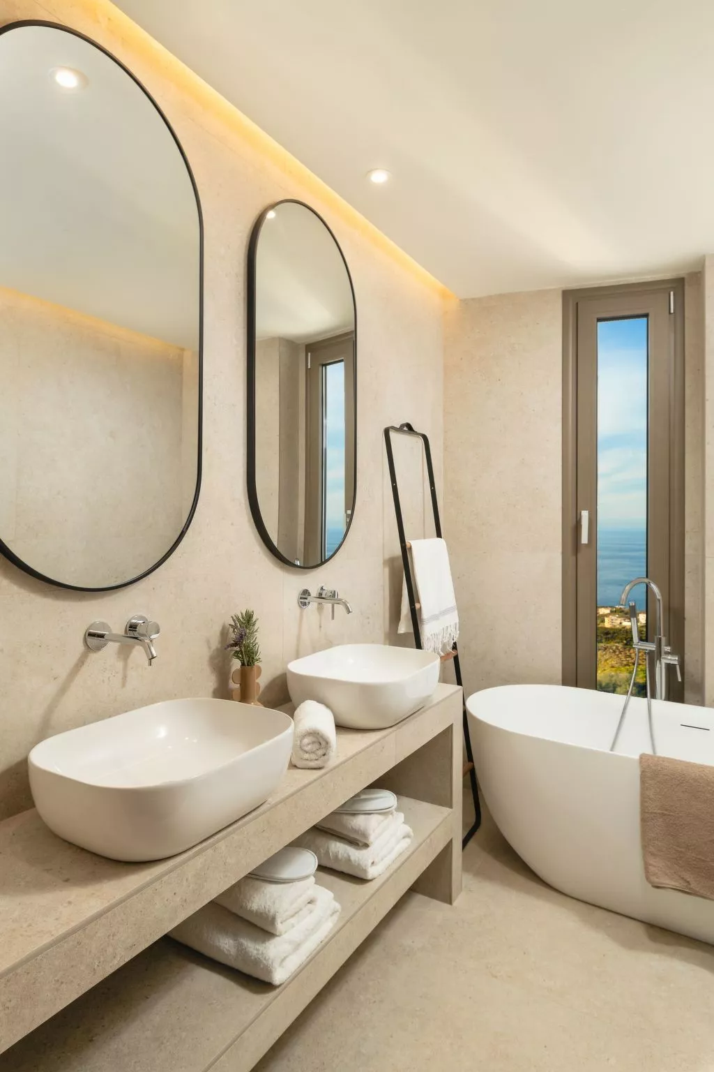 Luxuriöses Anwesen mit Meerblick und beheiztem Infinity-Pool-Binnen