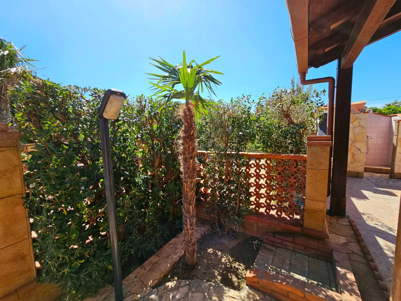 Helle mediterrane Villa mit Veranda und Garten-Buiten