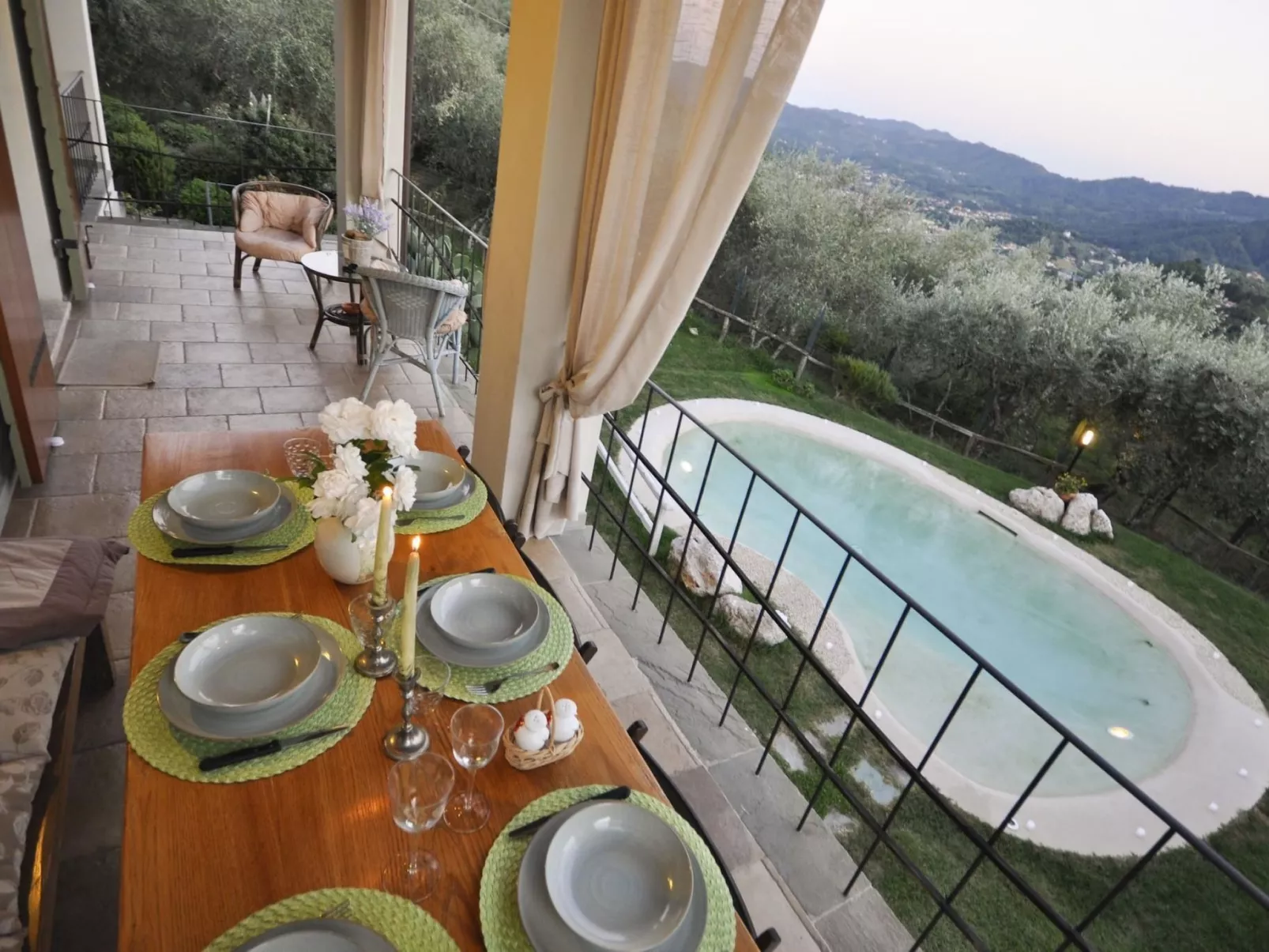 Villa mit Garten, Grill und Terrasse-Buiten