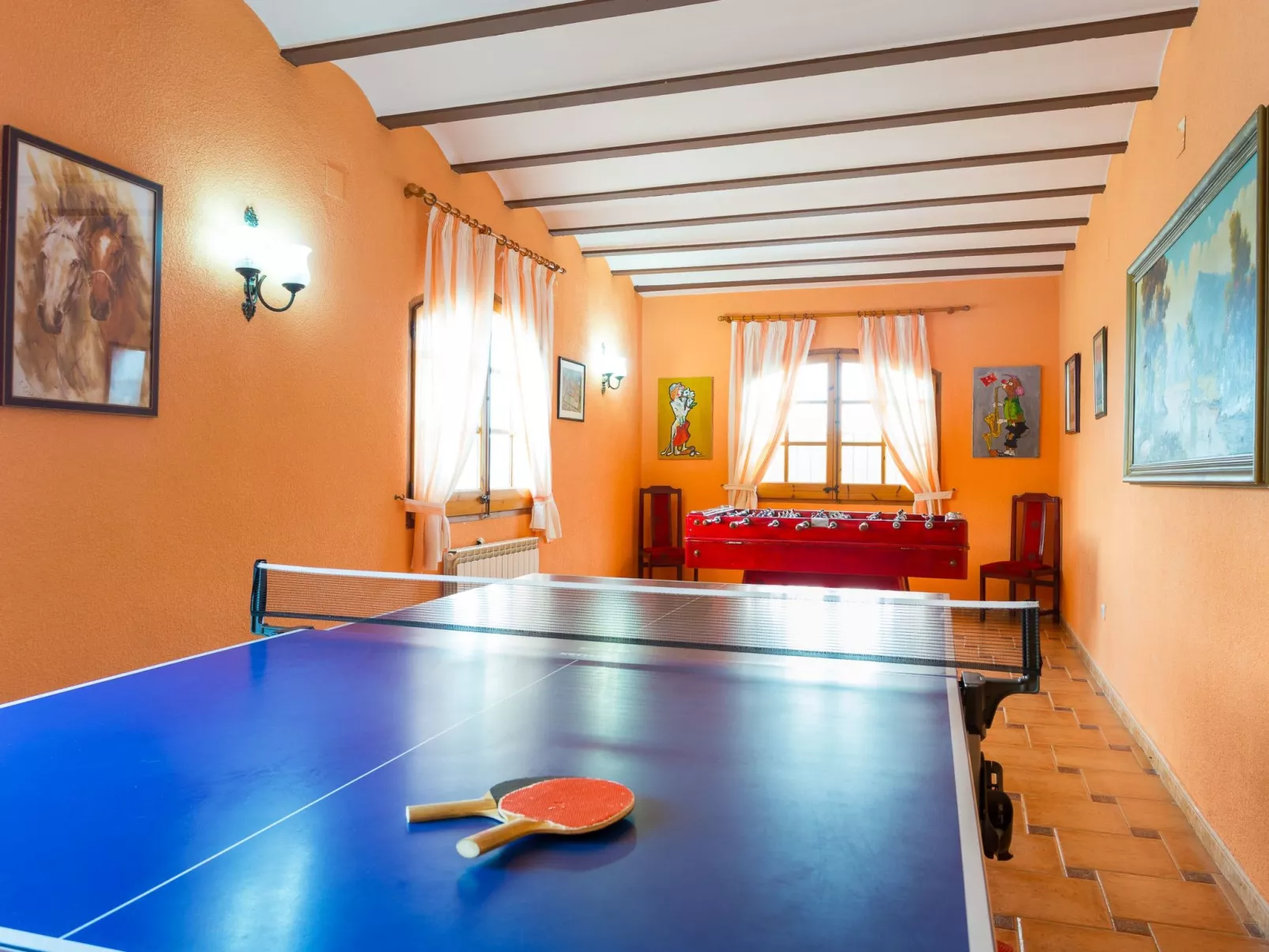 Großes Haus mit Schwimmbad und Barbecue-Binnen