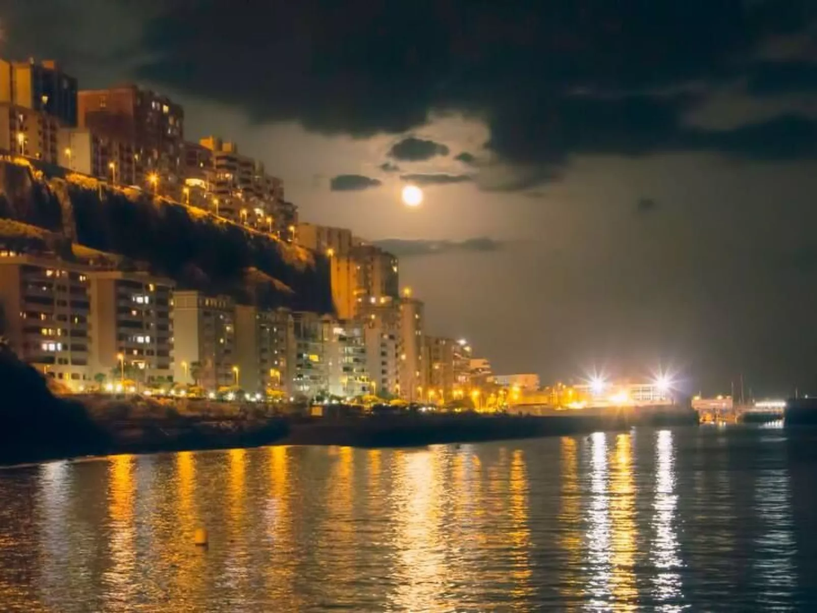 Schöne Wohnung Radazul Meerblick-Buiten