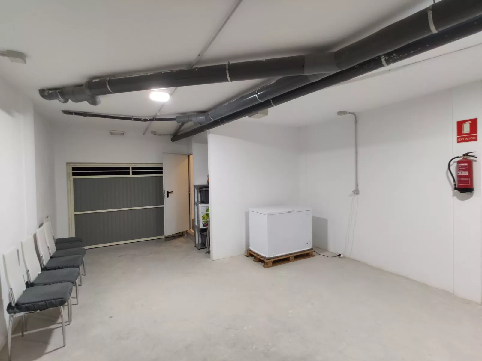 La Invincible Terreros in der 1. Reihe des Strandes-Binnen