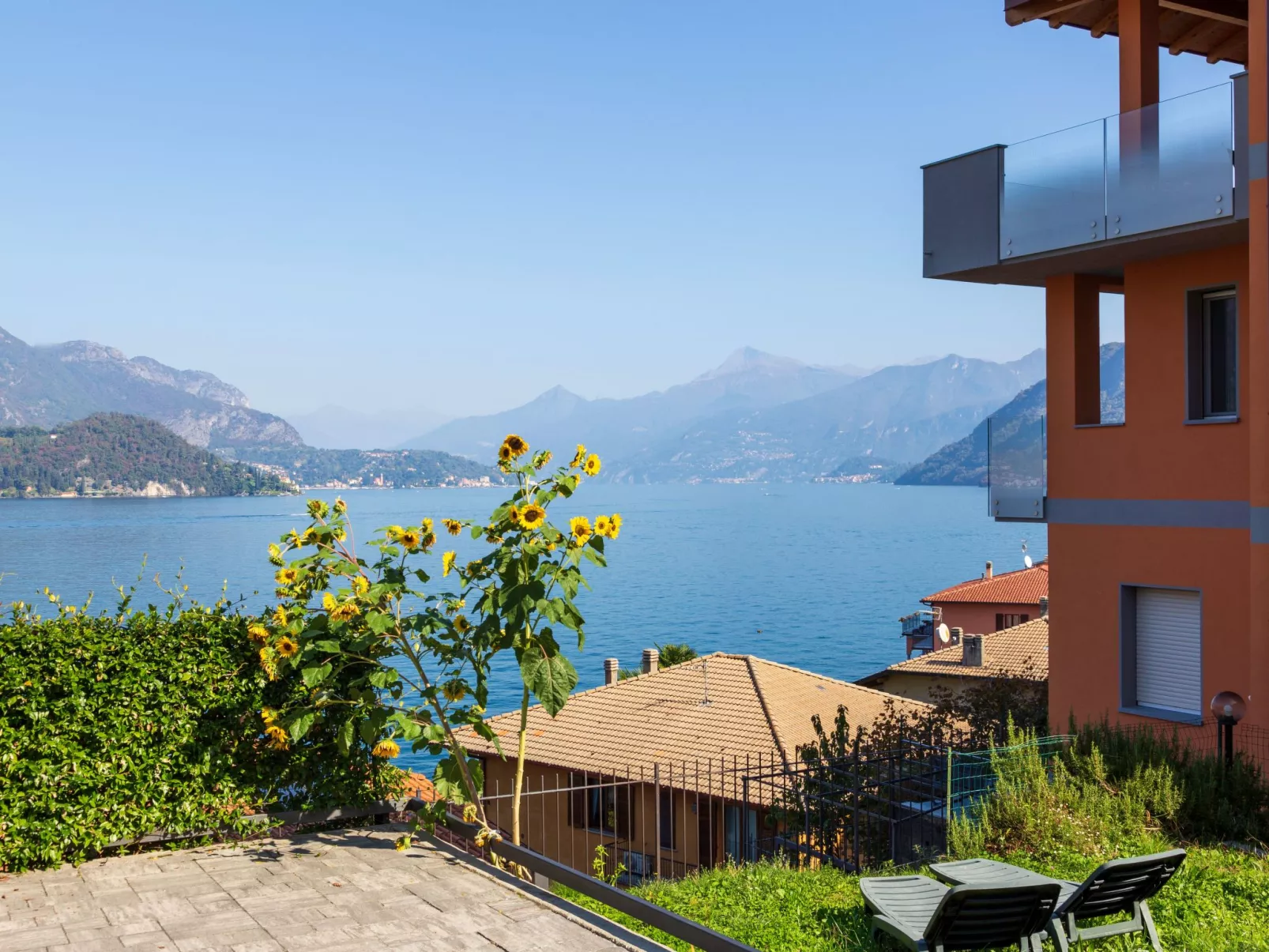 Mit Blick auf den Comer See