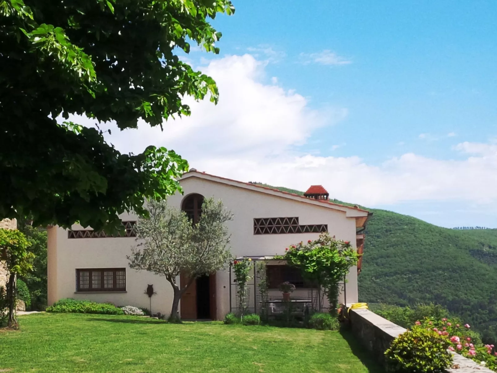 Villa mit Pool und zauberhafter Aussicht-Buiten