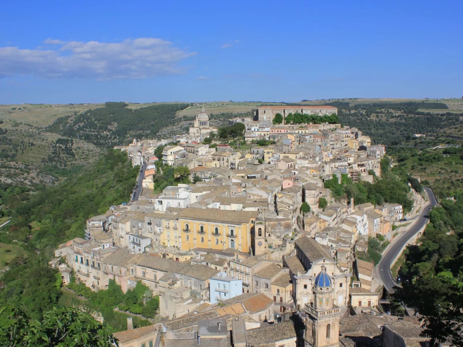 Großes Appartement in Ragusa mit Kleinem Balkon-Buiten