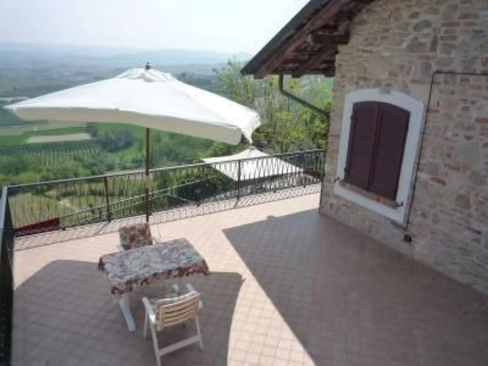 In Verduno mit Gemeinschaftspool-Buiten