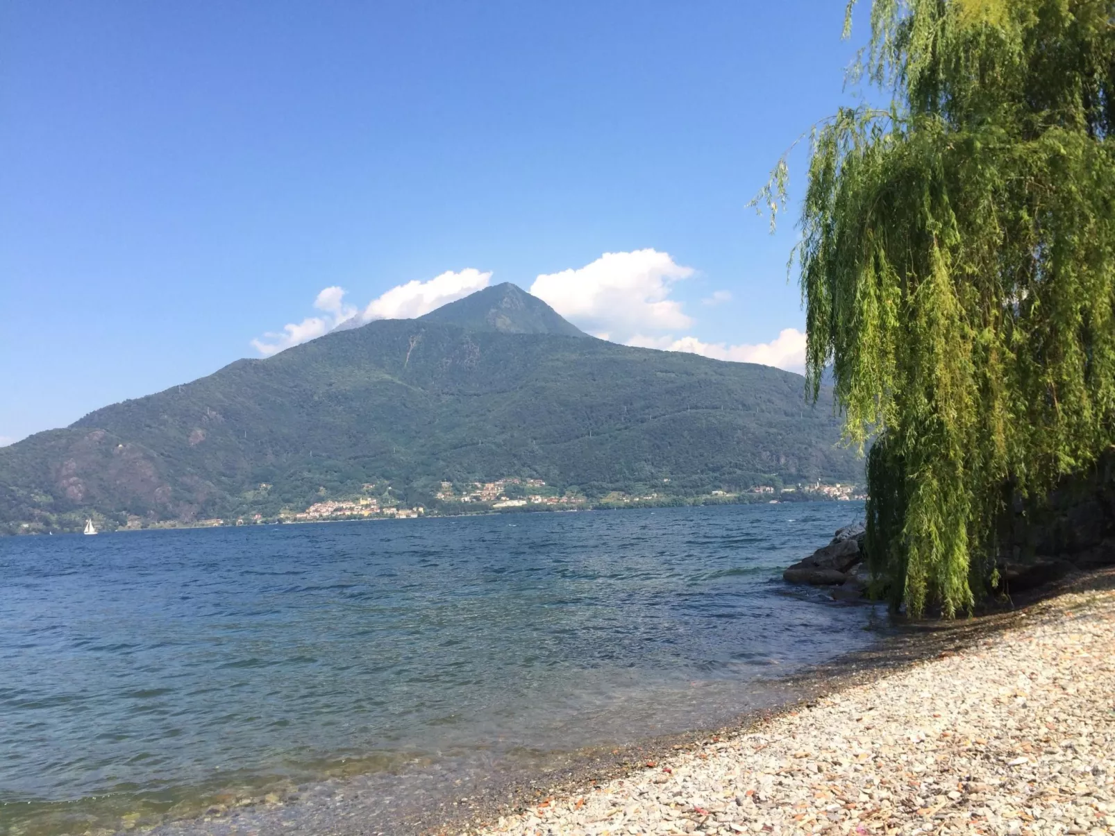 Wohnung Annetta mit Sicht auf See und Berge-Buiten