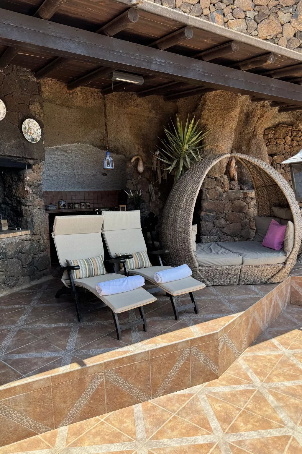 Schlafen in einer vulkanischen Höhle-Buiten