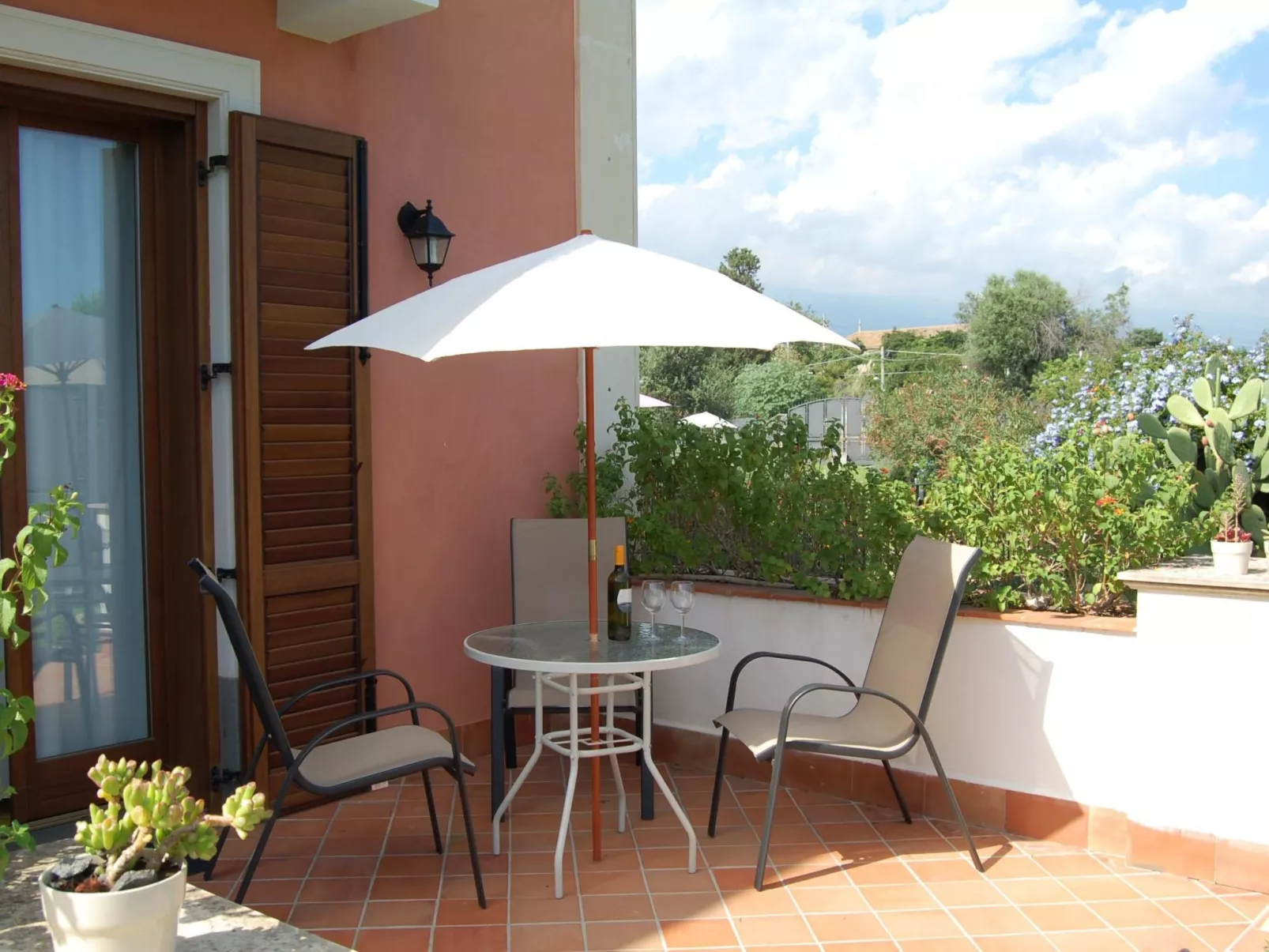 Einzimmerwohnung mit Terrasse-Buiten