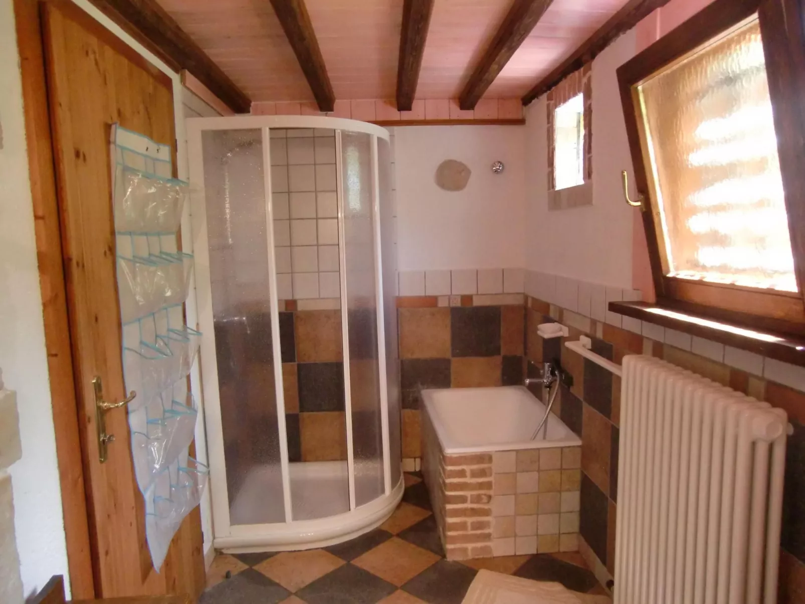 Freistehendes Haus mit eingezäuntem Privatgarten-Binnen