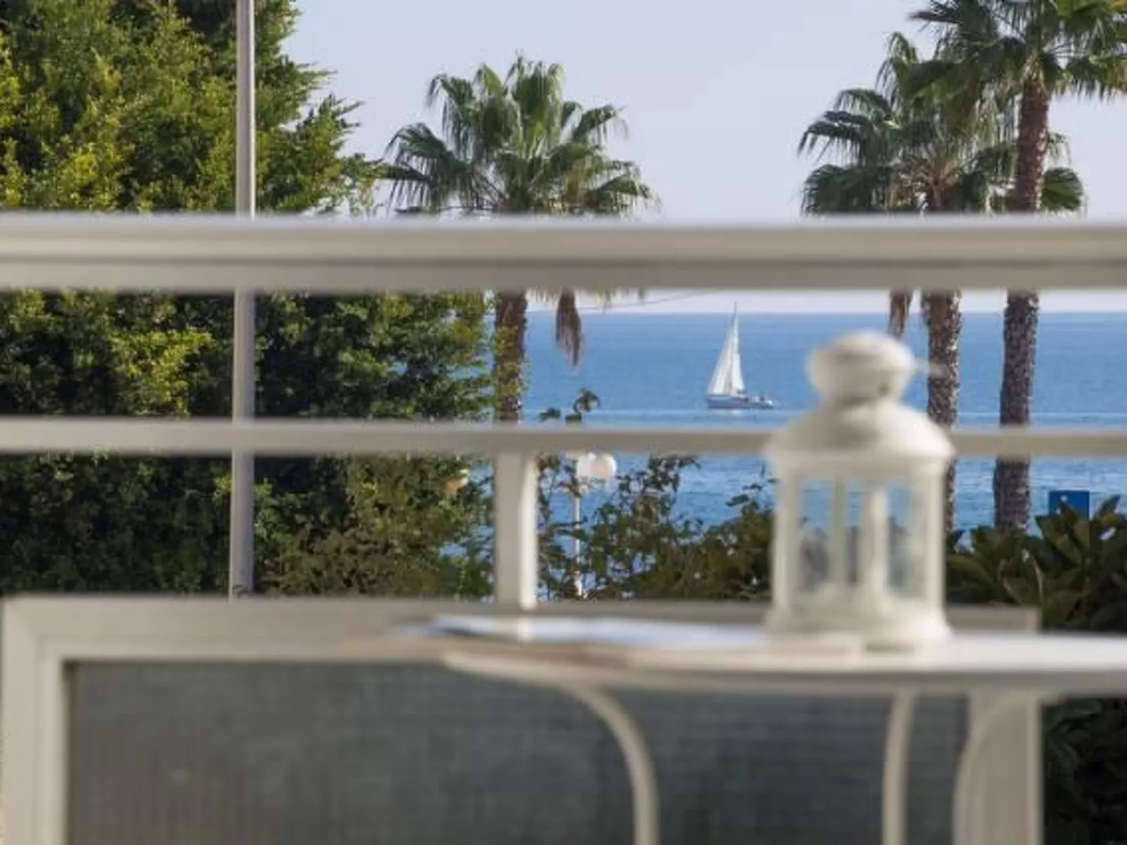 Helle und renovierte Ferienwohnung mit Balkon und tollem Blick auf das Meer-Buiten