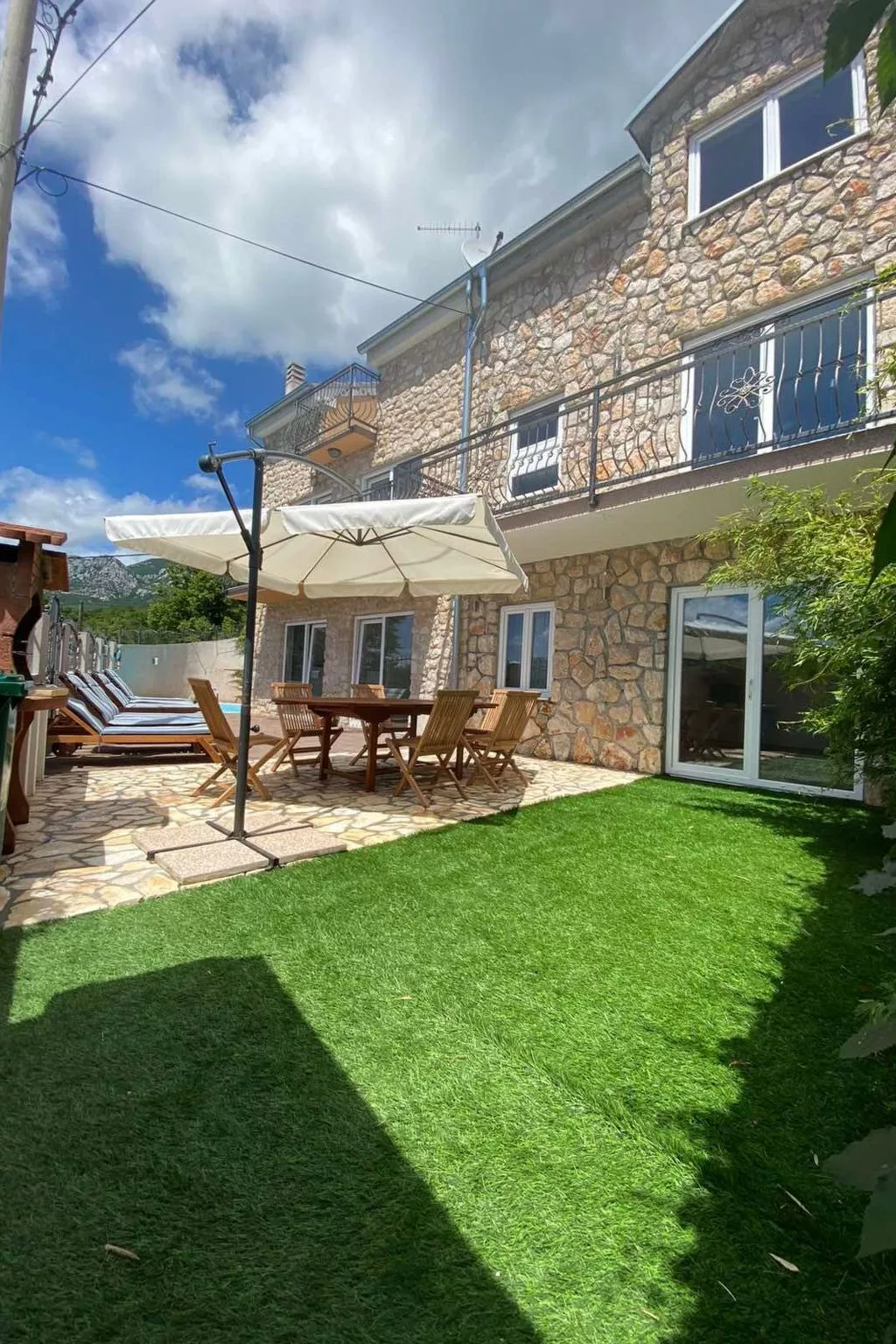 Großes Ferienhaus mit eigenem Pool und Terrasse-Buiten