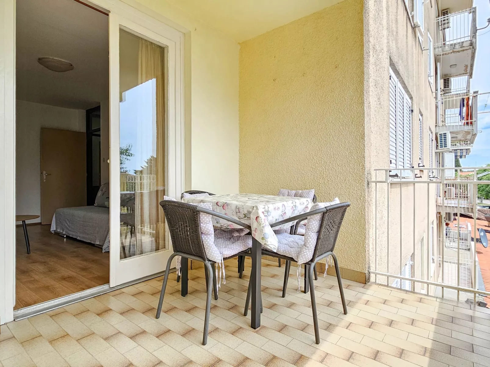 "Olga" mit Balkon-Binnen