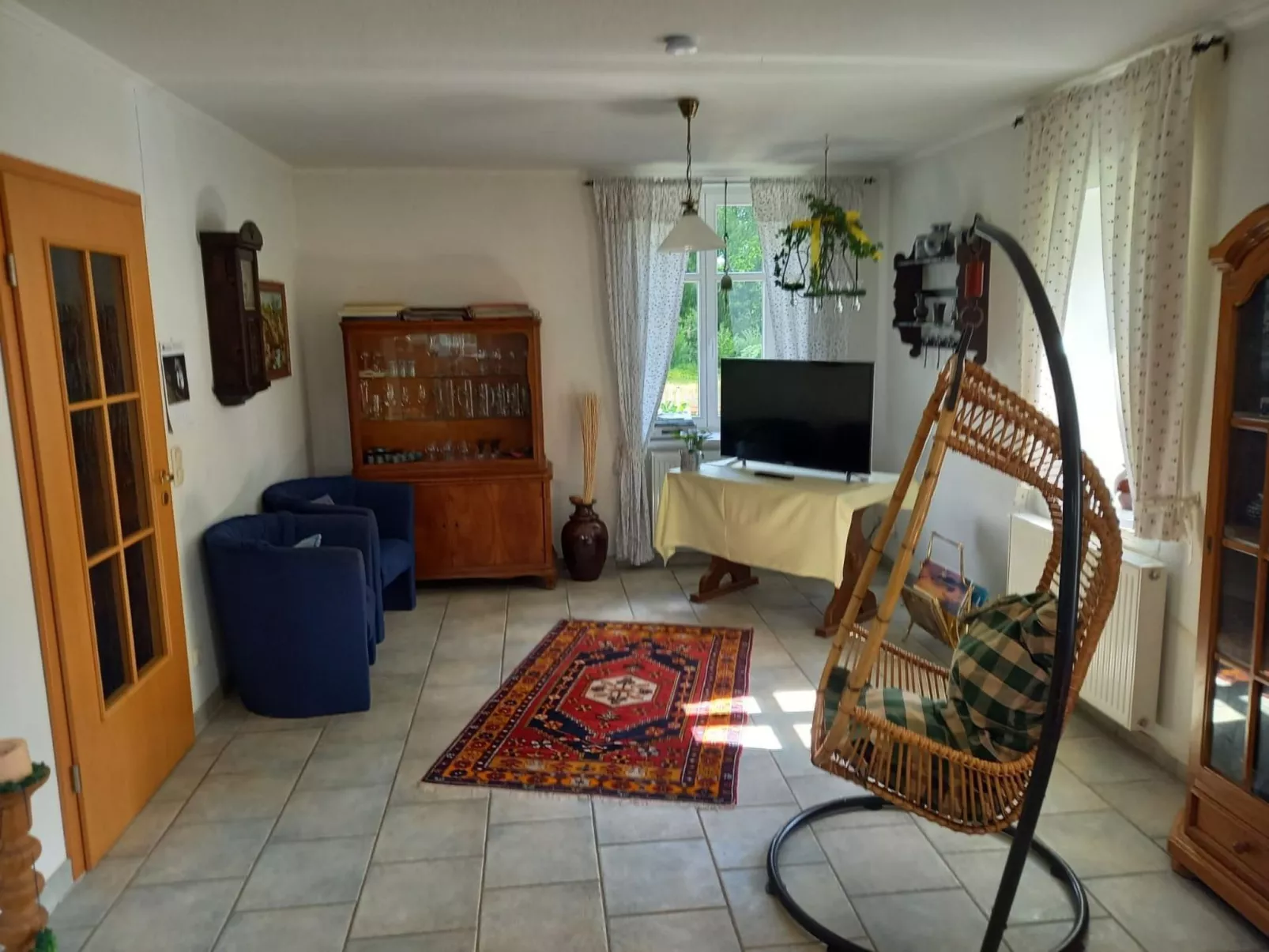 Haus Elbrose inmitten von Rosen mit Elbdeichzugang-Binnen