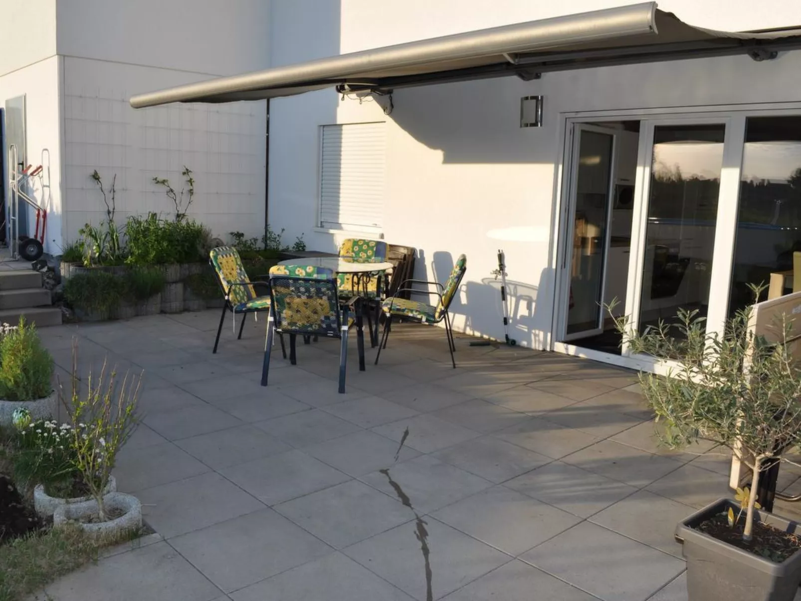 Wohnung mit großer Gartenterrasse und Ausblick-Buiten