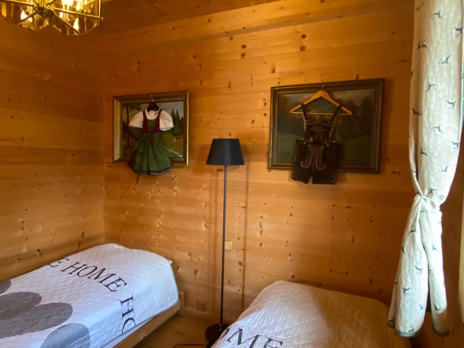 Berghütte mit Blick auf die Berge-Image-tags.info