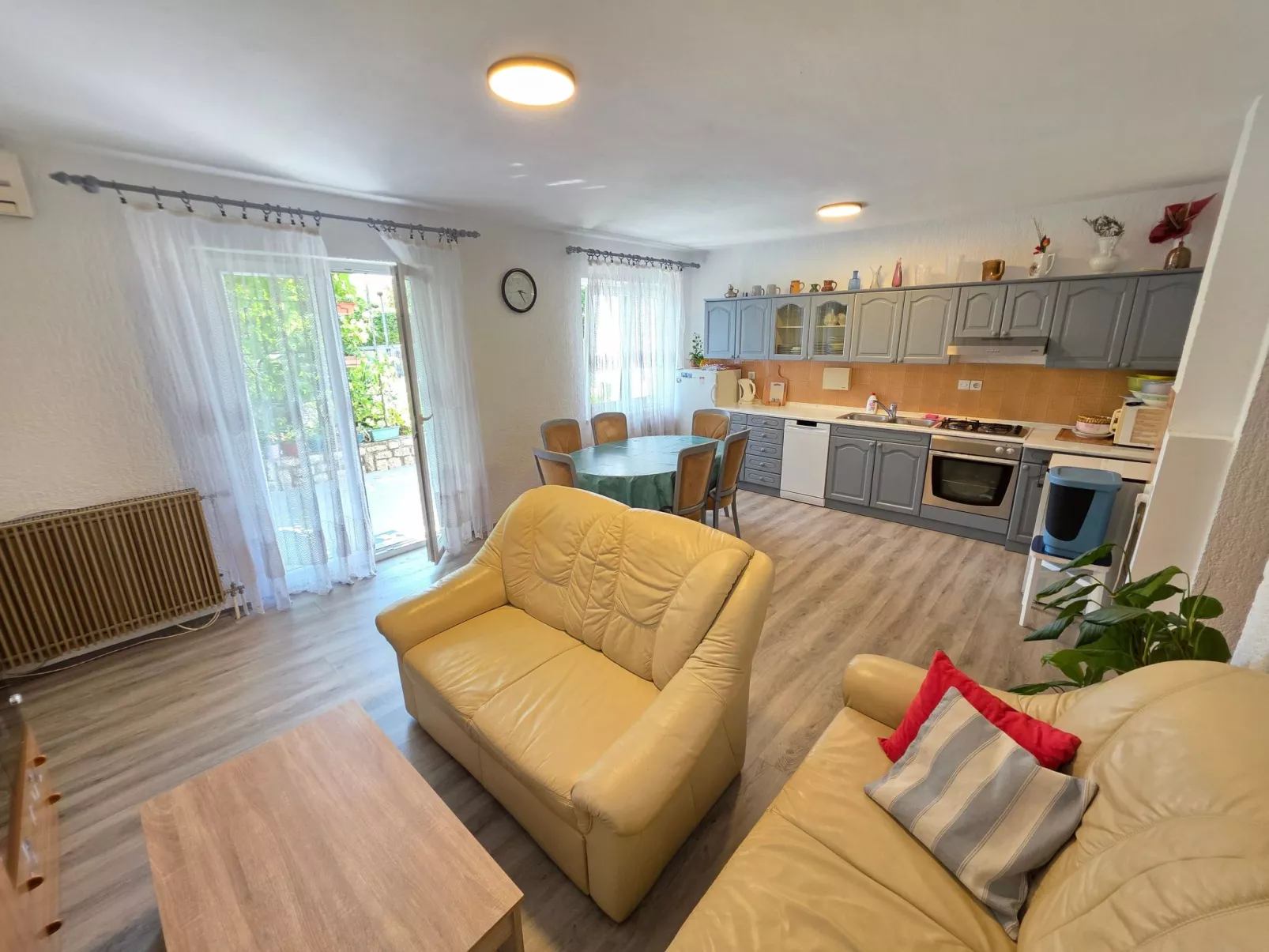 Wohnung im Erdgeschoss mit Terrasse und Grill-Image-tags.info