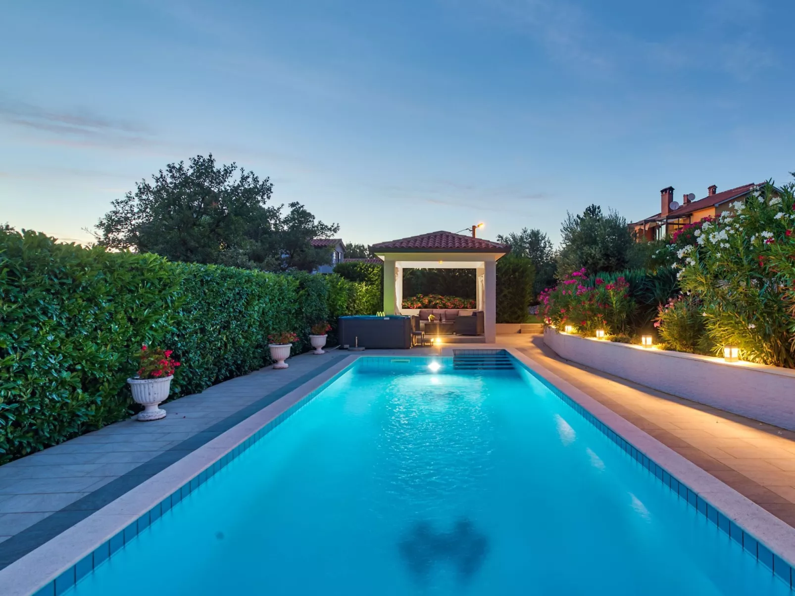 "Ines" mit Whirlpool-Buiten