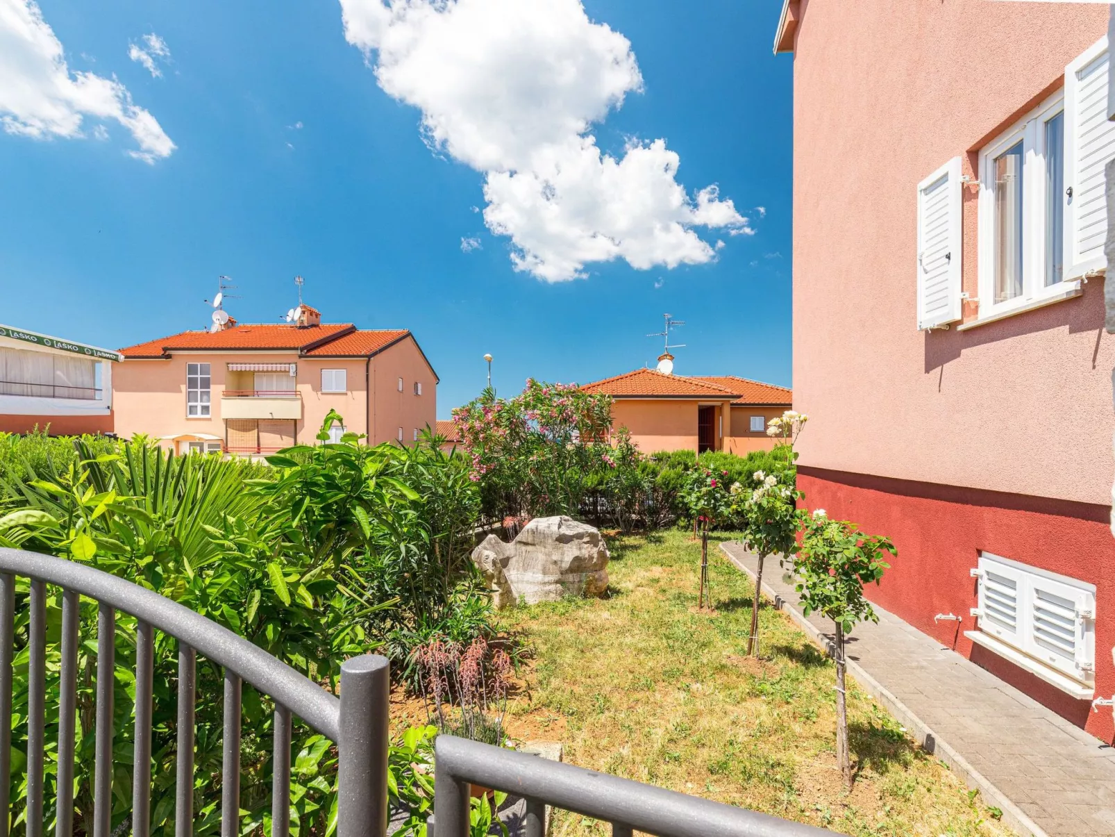 Strandnahe Ferienwohnung mit großem Garten-Buiten