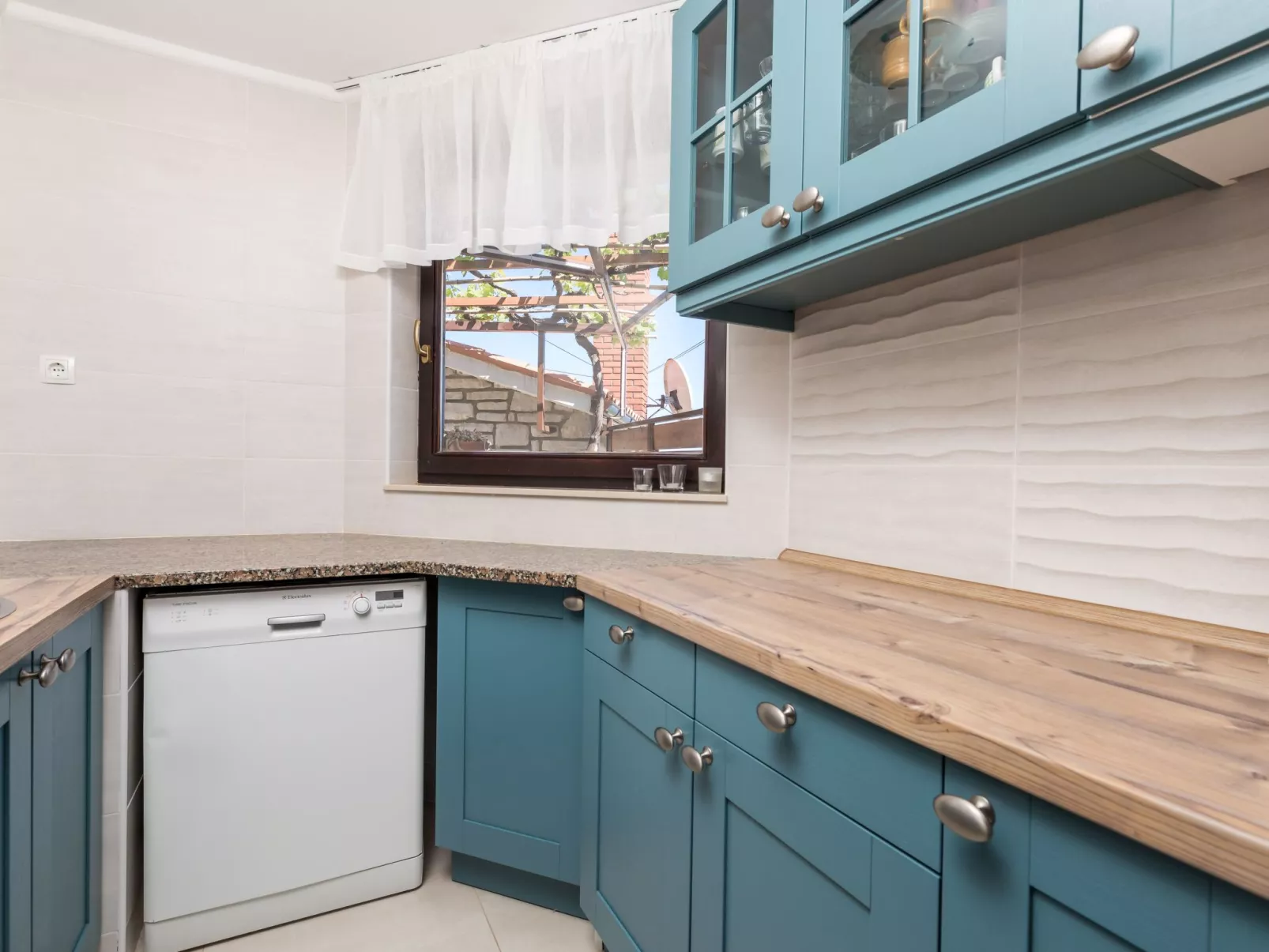 Mit großem Garten und Pool-Binnen