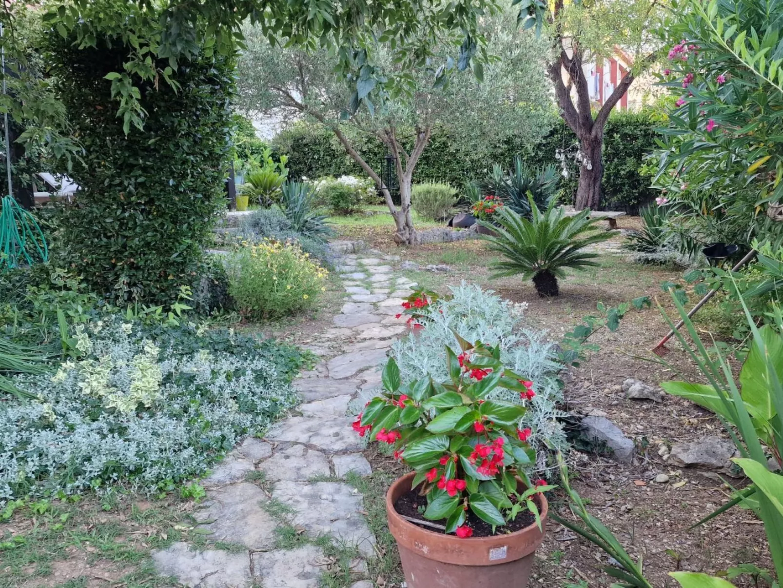 Steinhaus in Strandnähe mit Whirlpool-Buiten