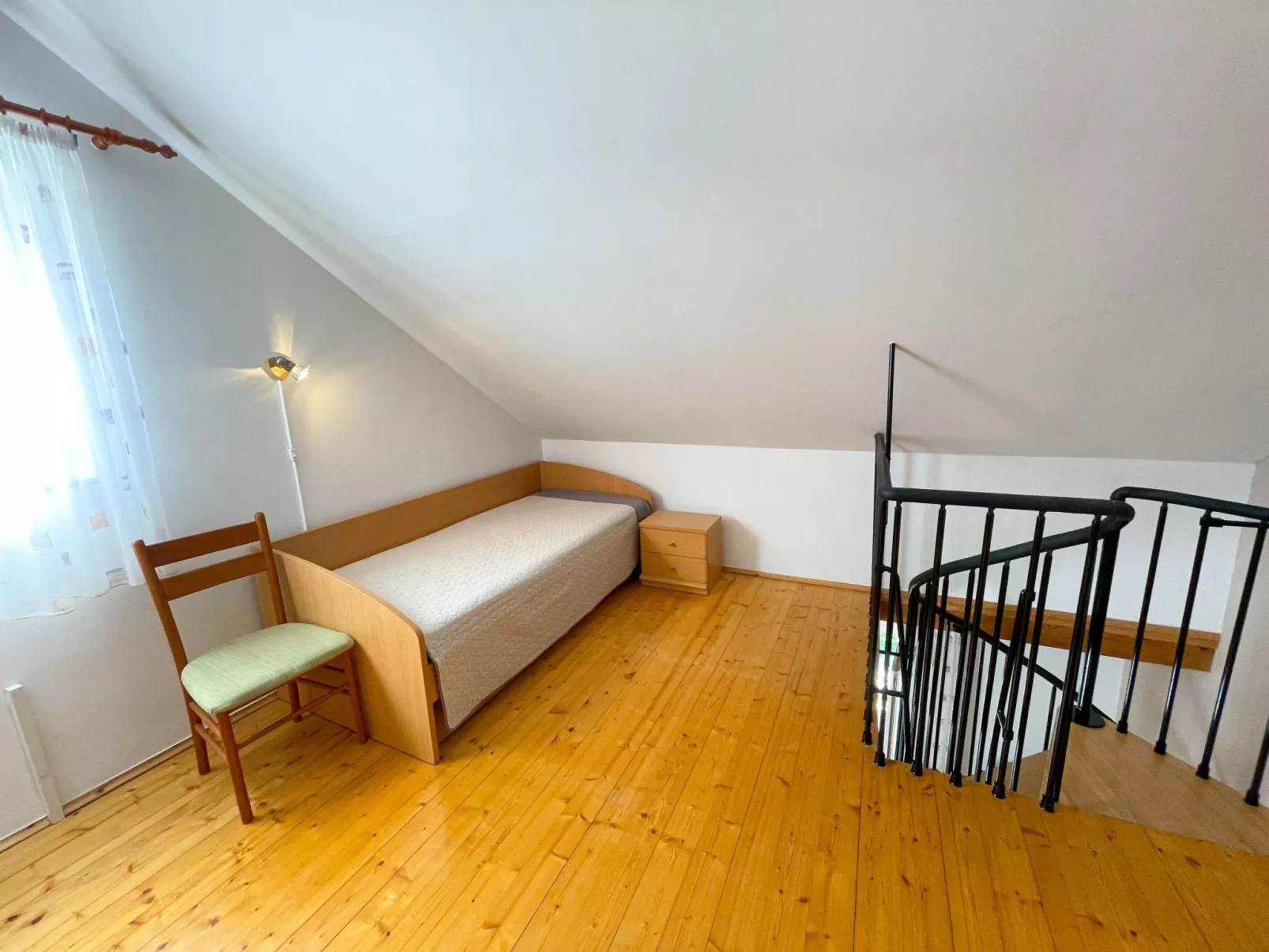 Wohnung in Jadranovo mit gemeinschaftlichem Pool, Terrasse und Grill - Binnen