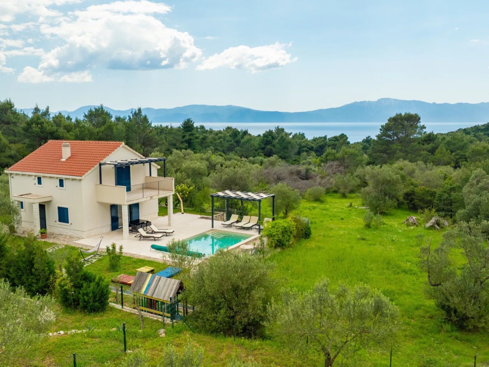 Alleinstehendes Ferienhaus mit Pool und drei Sch-Buiten