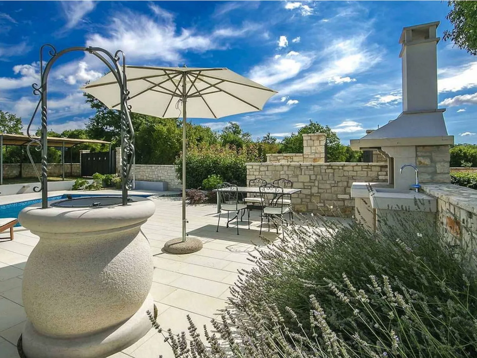 Villa Lenka mit Pool-Buiten