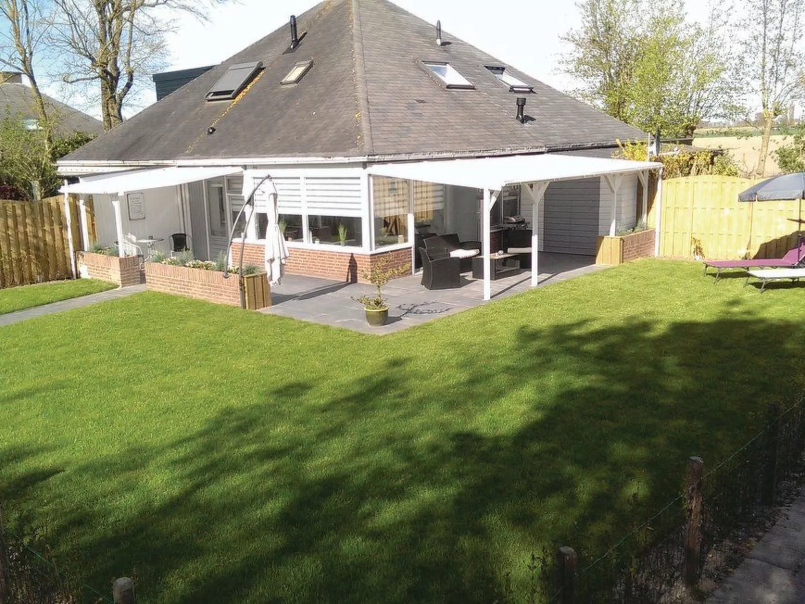 "Buurtweg213" mit Schwimmbad-Buiten