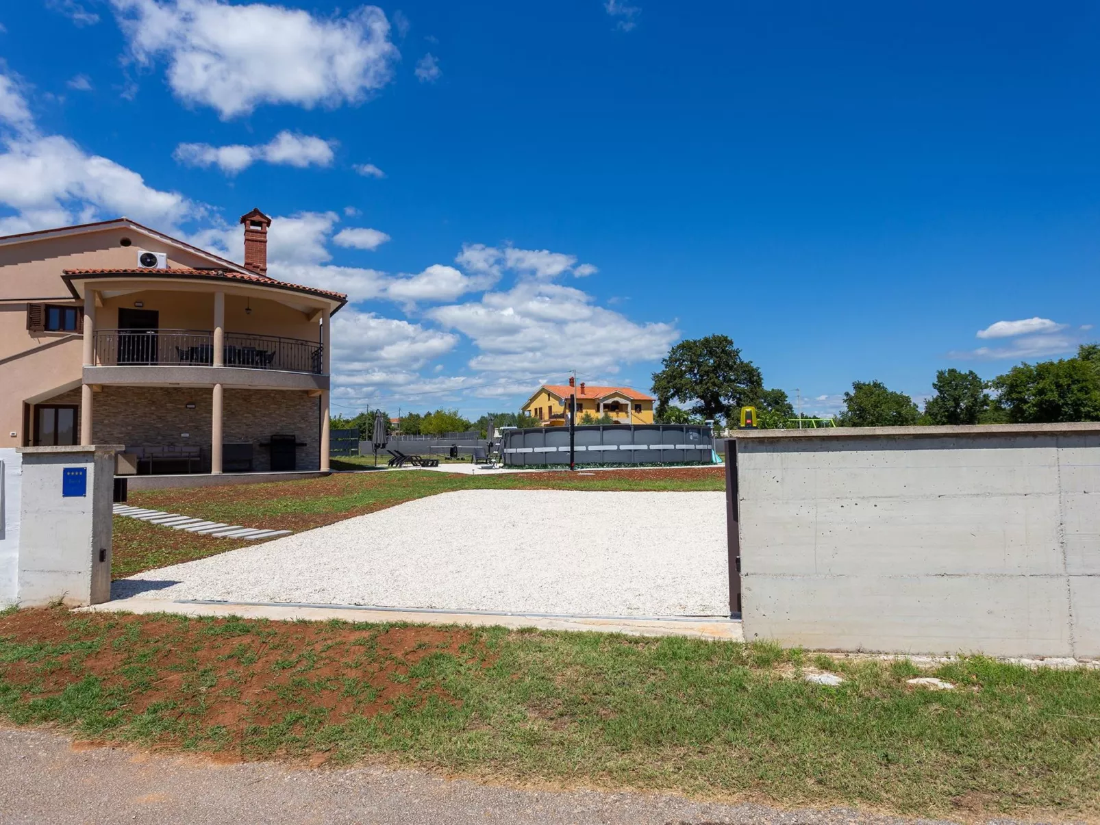 "Luxuriöse App. mit Pool"-Buiten