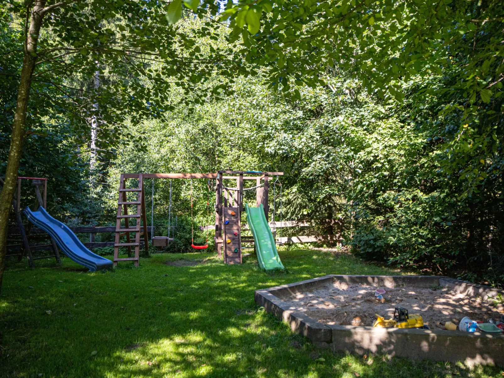 Mit Balkon und zwei Schlafzimmern-Buiten