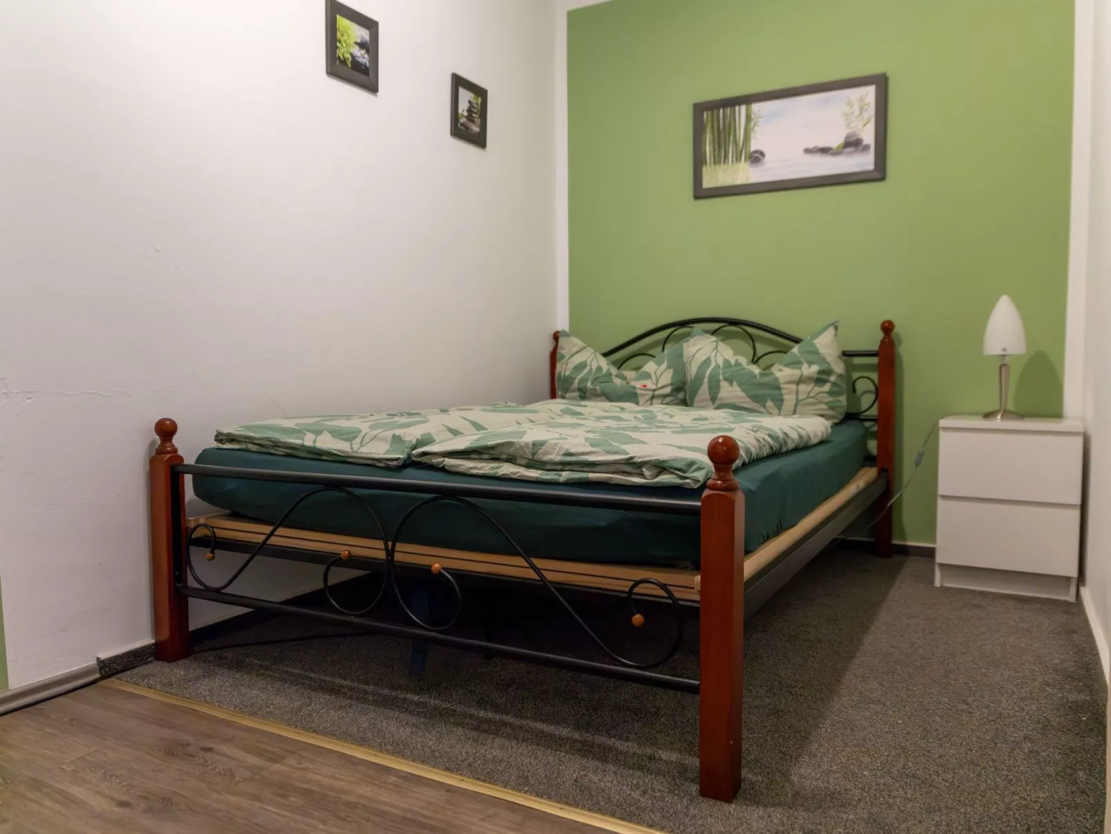 Mit zwei Schlafzimmern und Balkon-Binnen