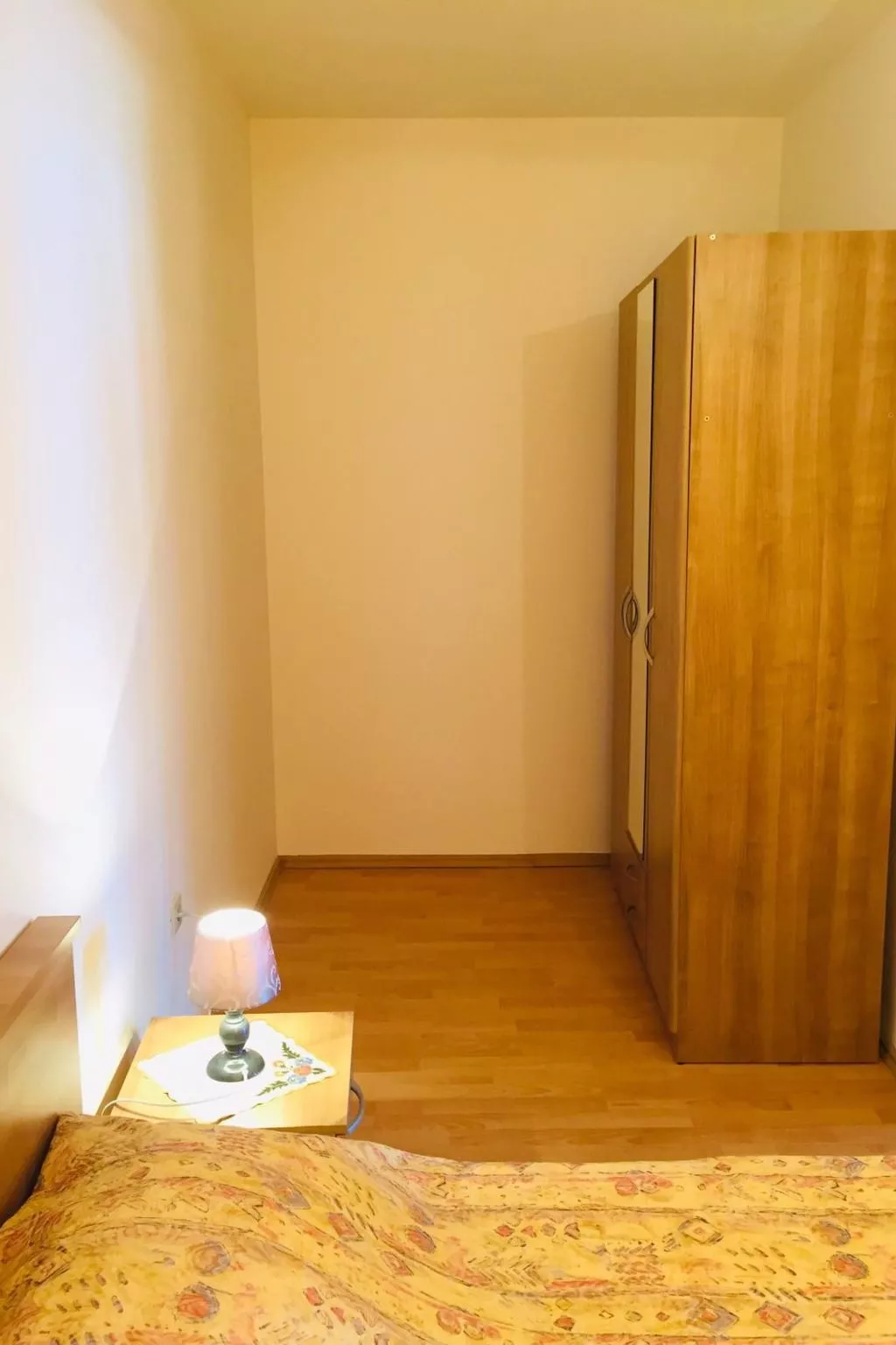 "Gubo1" mit Blick auf das Wasser-Binnen