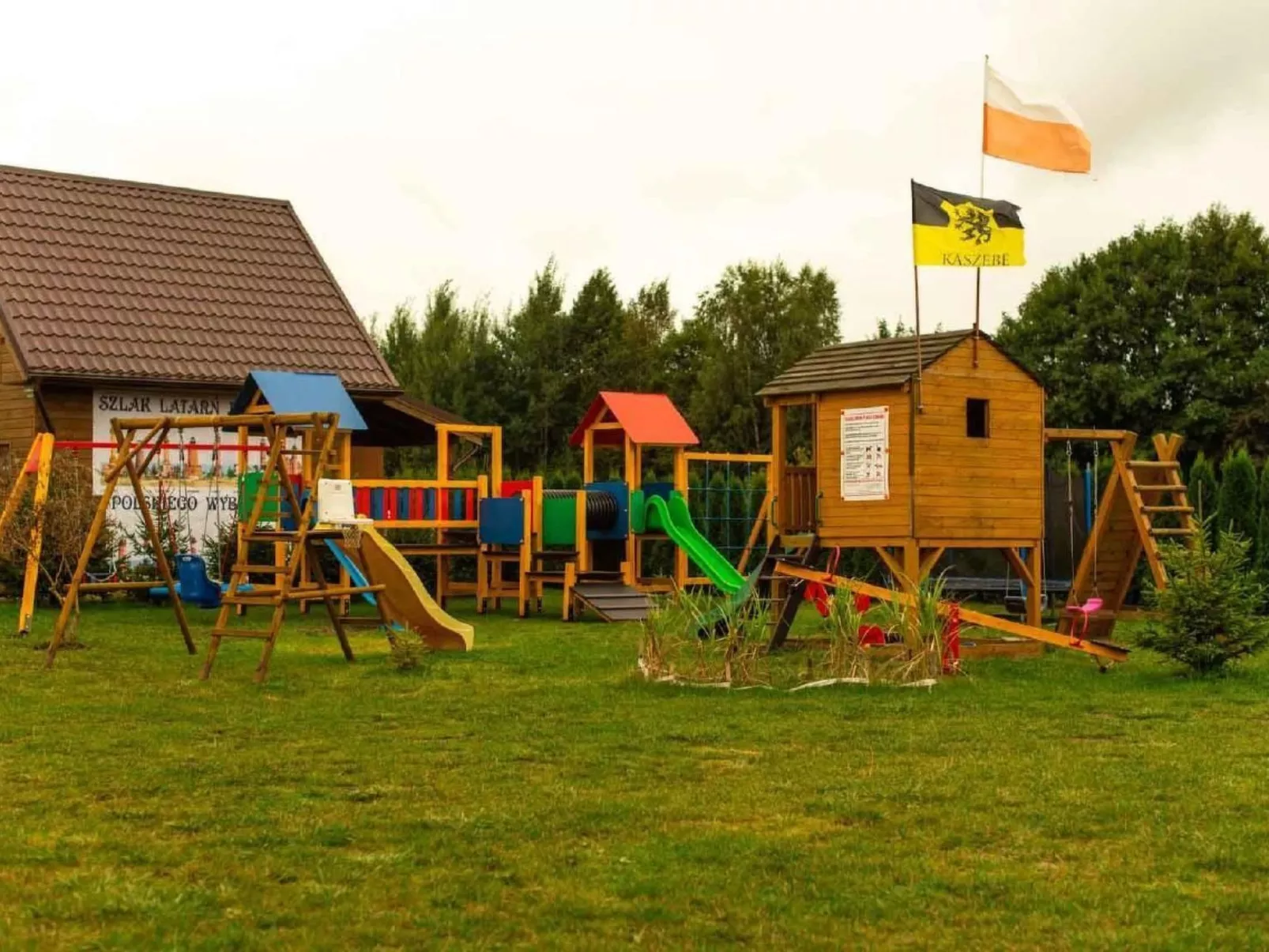 Modernes Ferienhaus in Biebrowo mit Grill, Garten und Terrasse-Buiten