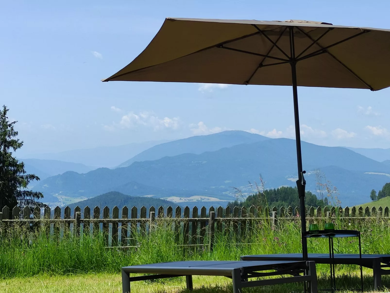 Sonniges Berghaus, ruhige Lage, phantastischer Weitblick