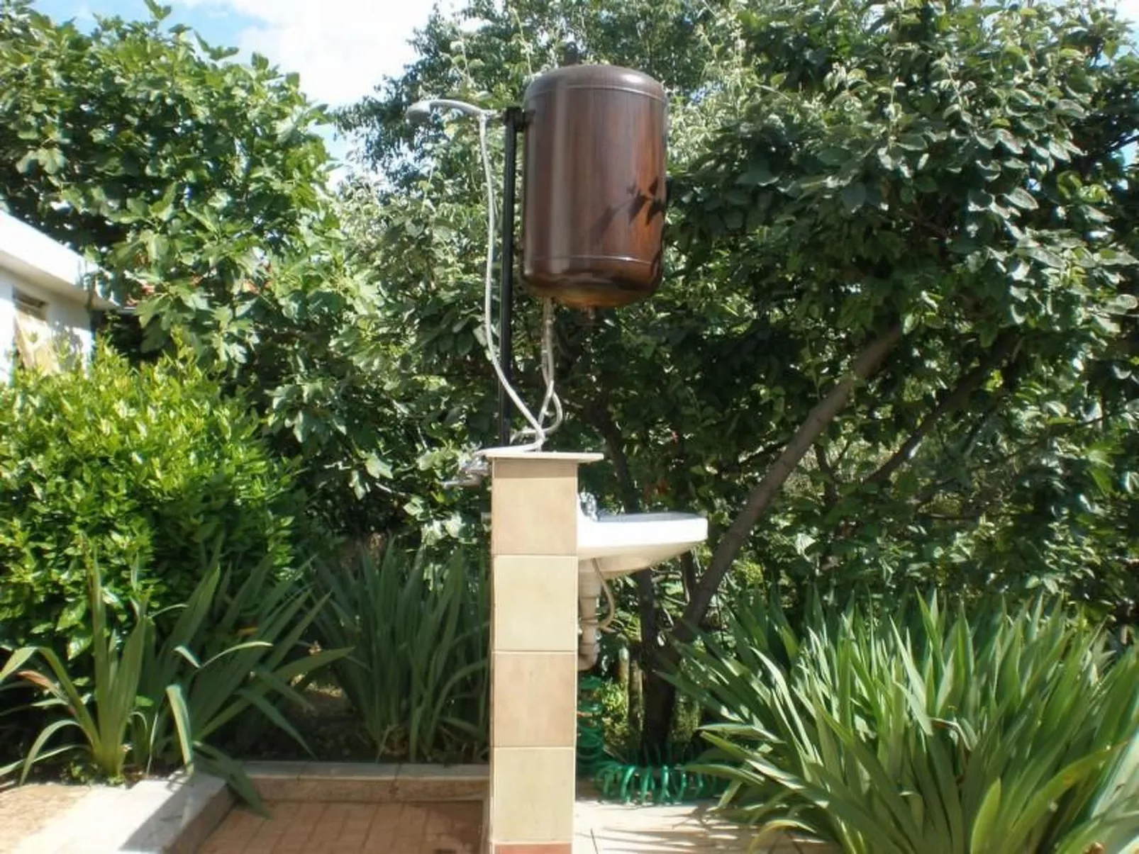 Apartment mit einem kleinen Wohn- und Essbereich und Schlafzimmer-Buiten