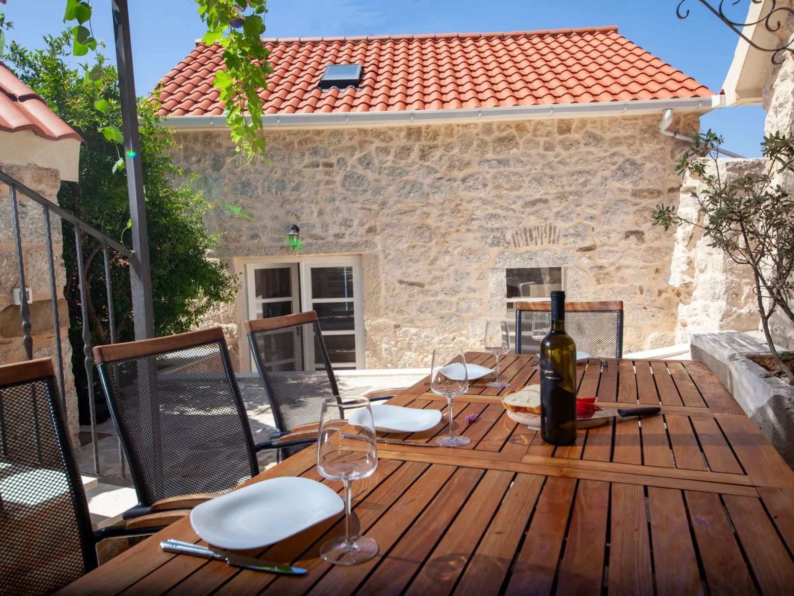 Wunderschöne Steinvilla mit tollem Ausblick-Buiten