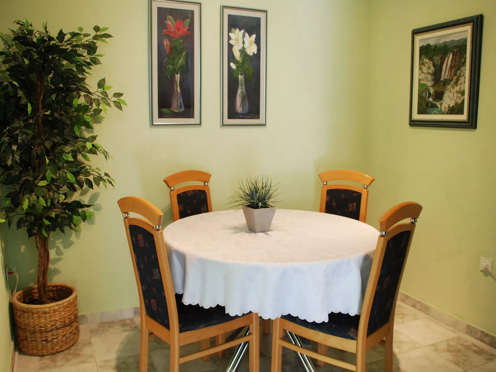 Mit Terrasse und Grill-Binnen