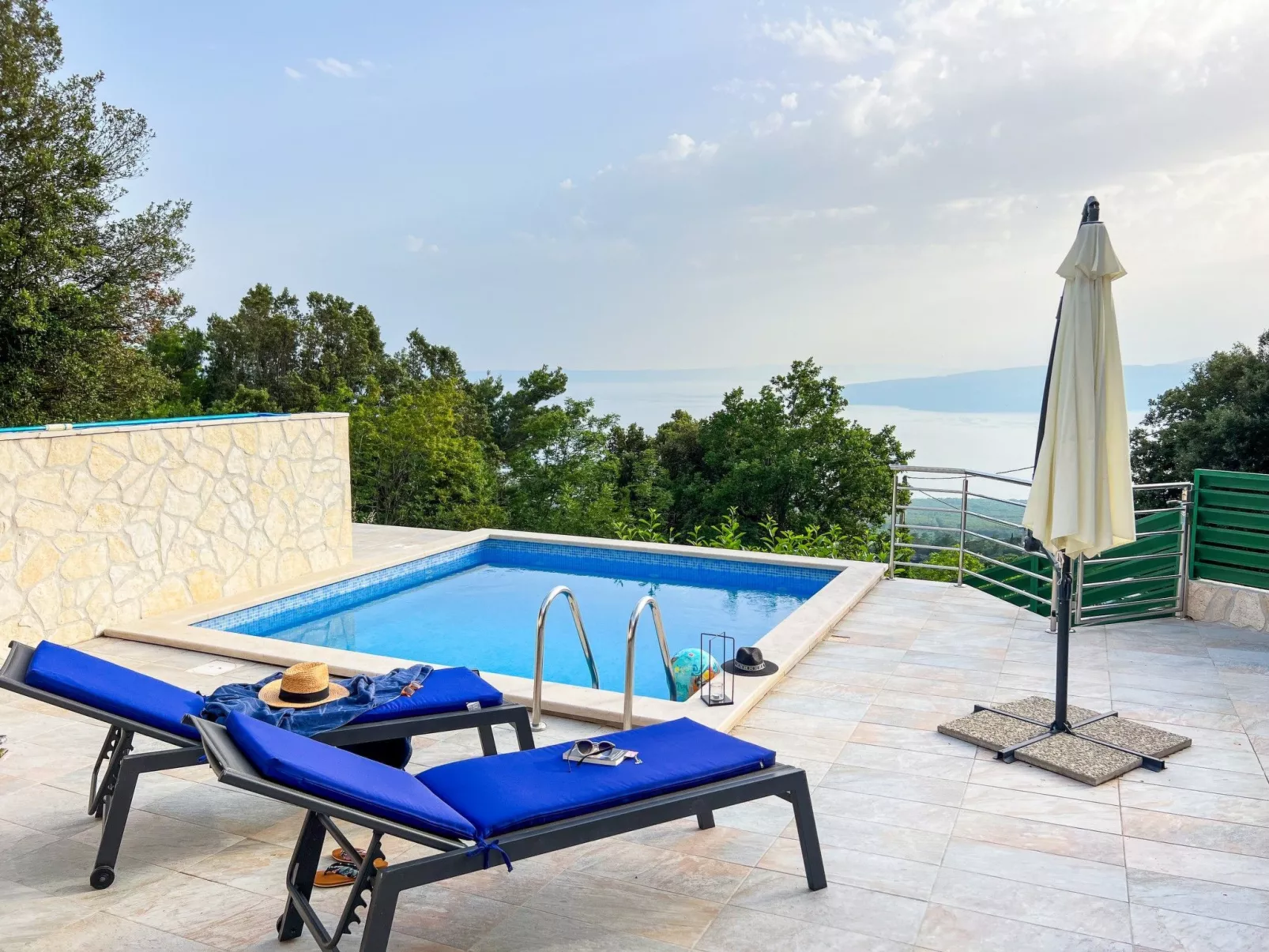 Günstiges Ferienhaus mit Pool und Meerblick-Buiten