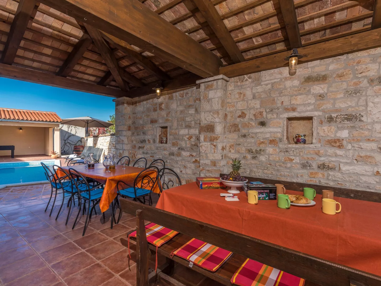 Gemütliches Ferienhaus in Peresiji mit Grill und Terrasse-Buiten