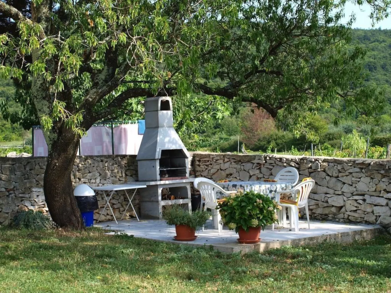 Charmantes Ferienhaus in Bartići mit Terrasse-Buiten